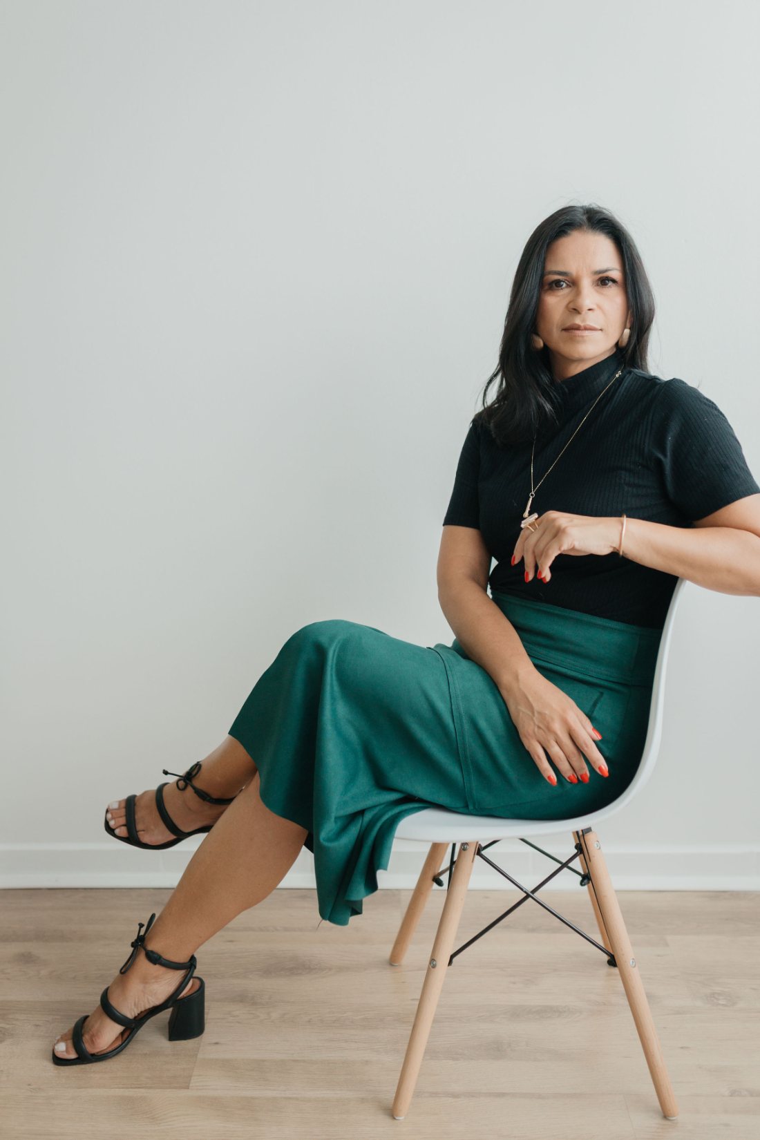 Ana Lígia Sena sentada, retrato profissional de corpo inteiro